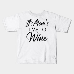 It's Mom's Time To Wine. Funny Wine Lover Quote Kids T-Shirt